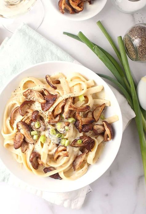 You're going to love this White Wine Vegan Alfredo Pasta. It's a creamy white sauce mixed with Fettucine pasta for a delicious and easy weeknight meal. Vegan Alfredo Pasta, Dr Gregor, Creamy White Sauce, Vegan Alfredo, Clean Eating Vegan, Vegan Slow Cooker, Vegan Pasta Recipes, Shiitake Mushrooms, Go Vegan