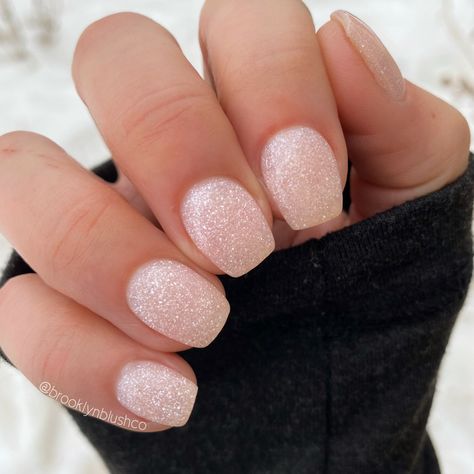 Light Color Nails With Glitter, Short Glitter Nails Sparkle, Short Acrylic Nails Designs Sparkle, Short Nails Ideas Natural Color, Neutral Glitter Dip Nails, Light Pink Sparkle Dip Powder Nails, Light Pink Nails Silver Glitter, Light Pink And Glitter Acrylic Nails, Light Pink And White Glitter Nails