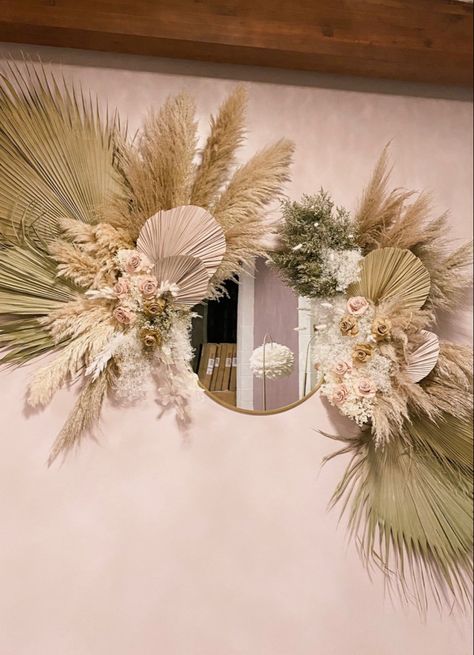 Pampas Wall Art, Dry Flower Wall, Boho Floral Decor, Boutique Store Displays, Beauty And Beast Wedding, Home Hair Salons, Esthetician Room Decor, Brides Room, Salon Suites Decor