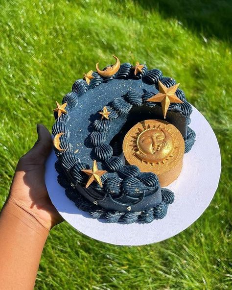 Moon And Sun Cake Ideas, Moon Bday Cake, Moon Themed Desserts, Moon And Sun Party, Sun And Moon Birthday Cake, Decorating Mini Cakes, Sun And Moon Birthday Party, Sun And Moon Party, Best Cake For Birthday