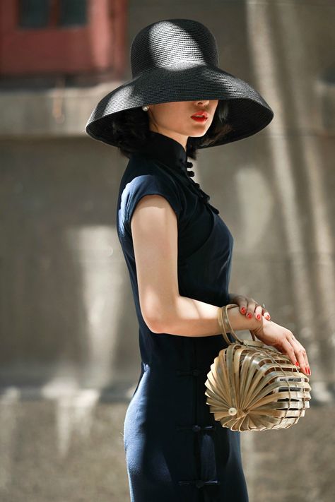 Silhouette Mode, Women Hats Fashion, Elegant Hats, Vogue Covers, Fancy Hats, Elegante Casual, Stylish Hats, Fascinator Hats, Wedding Hats