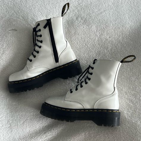 Doc Marten Platform White Jadon Boots Doc Martens White Boots, Dr Martins Outfits Women Shoes, White Platform Doc Martens Outfit, White Docs Outfits, Rylee Aesthetic, White Platform Doc Martens, White Doc Martens Outfit, Platform Doc Martens Outfit, White Jadon