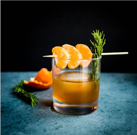 Tangerine, Honey and Rosemary Old Fashioned | girlbossbride.com Rosemary Old Fashioned, Paleo Eating Plan, Old Fashion Cocktail Recipe, Cocktail Photography, Specialty Cocktail, Cocktail Garnish, Cocktails Bar, Rye Whiskey, Angostura Bitters