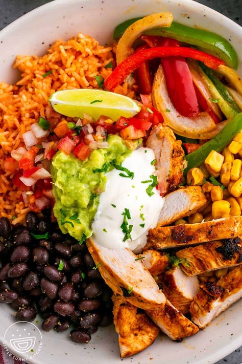 Seasoned Beans, Fajita Bowl Recipe, Fajita Bowl, Chicken Fajita Bowl, Little Sunny Kitchen, Homemade Fajita Seasoning, Sunny Kitchen, Healthy Bowls Recipes, Fajita Bowls