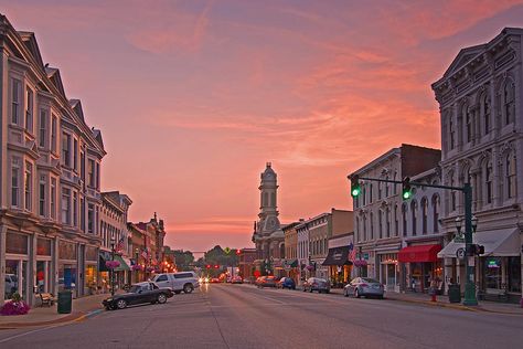 These beautiful small towns in Kentucky have managed to maintain their pure Americana spirit. Georgetown Ky, Kentucky Tourism, Georgetown Kentucky, Kentucky Attractions, Kentucky Horse Park, America Photo, Kentucky Bourbon Trail, Girlfriends Getaway, Moving Wallpapers