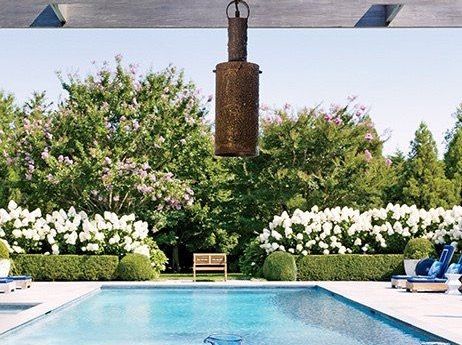 Boxwoods and hydrangeas Entertaining Patio, Outdoor Living Design, Living Modern, Casa Exterior, Pool Design, Design Exterior, Garden Pool, Patio Decorating, Contemporary Outdoor