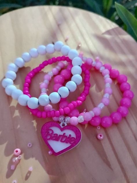 Barbie Souvenir Ideas, Barbie Bracelet Ideas, Barbie Beads, Barbie Bracelet, Barbie Jewerly, Pink Bling Nails, Barbie Theme Party, Custom Barbie, Making Bracelets With Beads