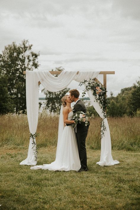 Simple Wood Arch Wedding, Wedding Altars Outdoor Simple, Wedding Arch Simple Greenery, Simple Alter Decorations, Wedding Arch No Flowers Simple, Diy Wedding Altar Outdoor, Simple Wedding Arches Outdoors, Wedding Pergola Ideas, Alter Decorations Wedding Outdoor