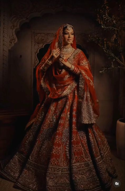 Red Bridal Lehenga Sabyasachi, Bridal Lehenga Red Royal, Red Indian Wedding, Indian Bridal Wear Red, Casual Bridal Dress, Royal Wedding Gowns, Indian Wedding Poses, Bride Photos Poses, Sabyasachi Bride