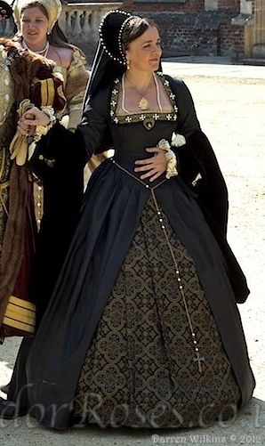 Tudor Costume - Absolutely beautiful, I especially lobve the colors! Tudor Outfits, Tudor Fabric, Tudor Gown, Tudor Period, 16th Century Fashion, Tudor Dress, Historical Gowns, Tudor Fashion, Tudor Costumes