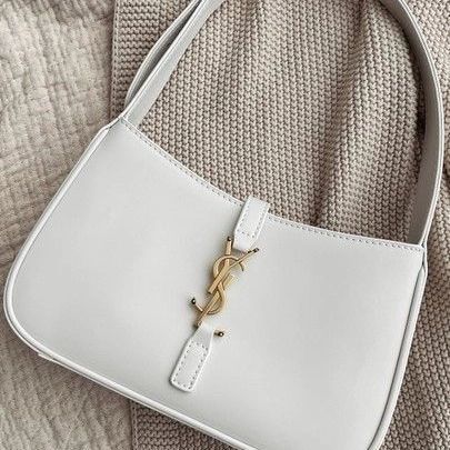 White Bag Outfit, Sac Yves Saint Laurent, Ysl Purse, Shoulder Bag Outfit, Designer Purses And Handbags, White Handbags, Tas Bahu, White Shoulder Bags, Expensive Bag