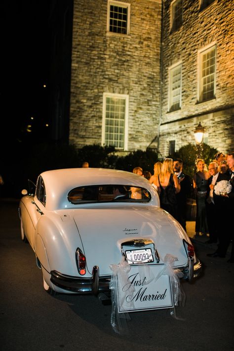 Wedding Car Deco, Wedding Getaway Car, Hollywood Glamour Wedding, Vintage Jaguar, Just Married Sign, Just Married Car, Wedding Limo, Vintage Car Wedding, Old Hollywood Wedding