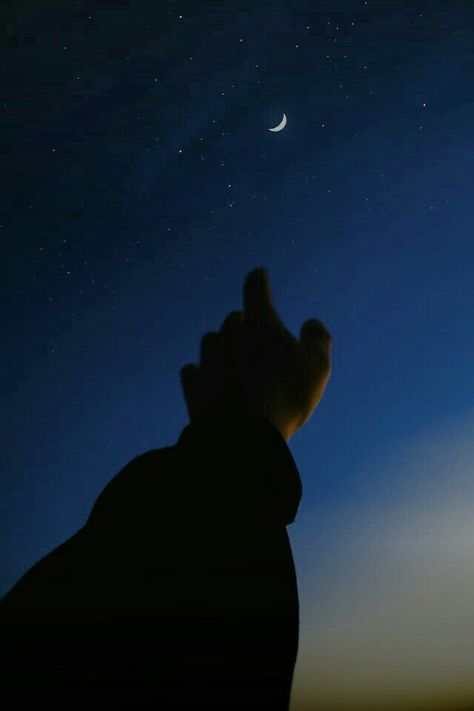 Just another night, I'm staring at the moon 🌌 Moon And Stars Real Pics, Night Boy Aesthetic, Moon Boy Aesthetic, Staring At The Moon, Wing Aesthetic, Thor Girl, Roja Hot, Watching The Moon, Looking At The Moon