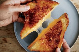 The Secret to the Crispiest Grilled Cheese Ever Cheesy Sandwiches, Crispy Grilled Cheese, Cheddar Cheese Recipes, Vegetarian Sandwich Recipes, Grilled Sandwiches, Grill Sandwich, Best Sandwich Recipes, Grilling Ideas, Grill Cheese Sandwich Recipes