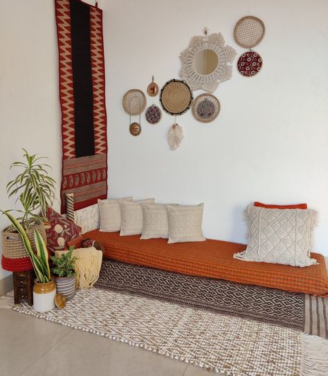 Floor Sitting Living Room Bohemian, Floor Sitting Living Room Indian, Indian Sitting Sofa Living Rooms, Indian Floor Seating, Fashion Wall Art Bedroom Decor, Leaving Room Ideas, Home Design Indian, Small Mandir, Indian Sitting