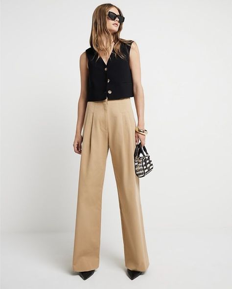 Traje casual inteligente: seu guia para o chique do dia a dia Pleated Trousers Women, Dresses With Vans, Smart Casual Wardrobe, Iron Machine, Relaxed Outfit, Summer Work, Traje Casual, Pleated Trousers, Swimwear Dress