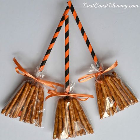 Halloween Class Treats, Traditions For Kids, Halloween Treat Bags Diy, Halloween Pretzels, Halloween Witch Brooms, Halloween School Treats, Halloween Teacher Gifts, Halloween Class Party, Halloween Goodie Bags