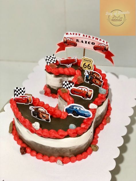 Lightning Mcqueen Cupcakes, Mcqueen Theme Cake, Mcqueen Cupcakes, Lightning Mcqueen Cake, Mcqueen Cake, Cake Pulls, Theme Cake, Pull Apart, Lightning Mcqueen