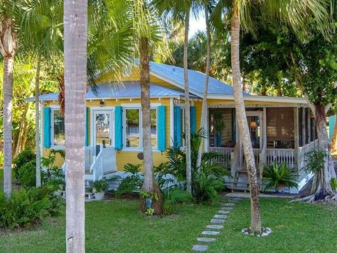 Perfect little cottage! Florida Cottage, Blue Shutters, Yellow House, Beach Shack, House Beach, Beach Cottage Style, Beach Bungalows, Dream Beach, Nautical Home