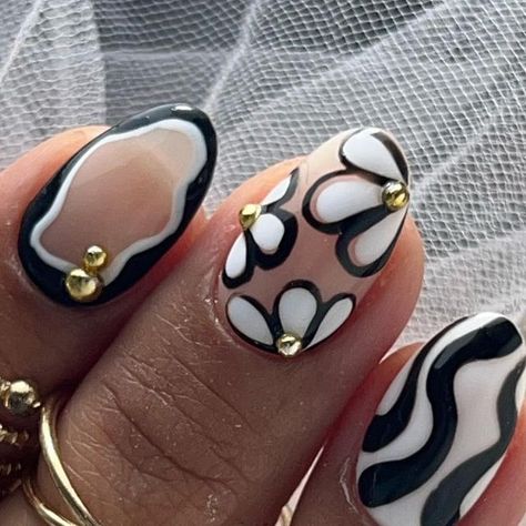 She Love Nail Studio •Hazel Gisbeth• on Instagram: "🖤🖤🖤🖤
INSPO @sunflowers_gelnails 
@xiomara.rodriguezmelendez" Creamy White Nails Design, Black Nail Ideas Short, Fancy Short Nails, Short Abstract Nail Designs, Fun Wedding Nails, Nail Art How To, Line Design Nails, Nail Studio Ideas, Nail Charm Designs