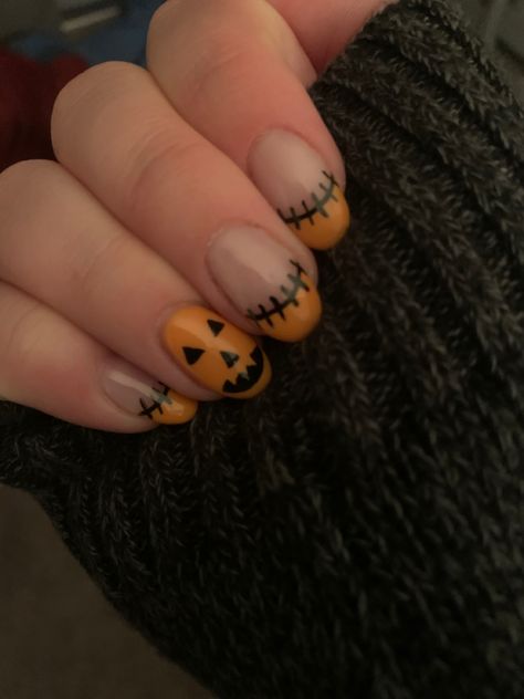 Cute orange French tip Frankenstein nails and a jack-o’-lantern on the ring finger. Halloween Nail Pumpkin, Halloween Nails Easy Simple, Jackolantern Nails, Silly Nails, Easy Fall Nail Designs, Nail Inspired, Ghost Nails, Holloween Nails, Rainbow Nail