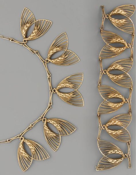 René LALIQUE | An Art Nouveau gold demi-parure, circa 1900. Collier et bracelet, en or et épis de blé. Lalique Jewelry, Bijoux Art Deco, Bijoux Art Nouveau, Art Nouveau Jewelry, Gold Work, Deco Jewelry, Le Lot, Art Deco Jewelry, Jewelry Inspo