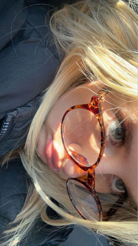 #glasses #eyemakeup #blonde Blonde With Glasses, People With Glasses, Cute Glasses Frames, Classy Glasses, Glasses Inspiration, Chic Glasses, Brown Glasses, Tortoise Shell Glasses, Fotos Goals