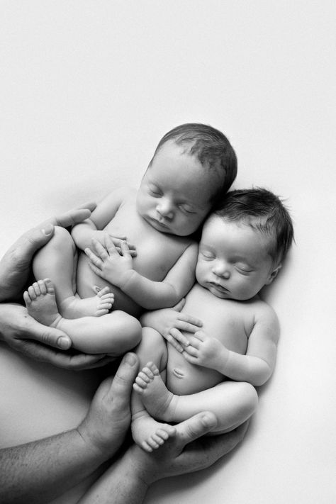 New Born Twins Baby Shoot, Twin Newborn Announcement, Newborn Twin Photography With Parents, Newborn Twin Photo Shoot Ideas, Newborn Photoshoot Twins, Twin Newborn Family Pictures, Newborn Twin Photoshoot, Twin Milestone Pictures, Twins Picture Ideas