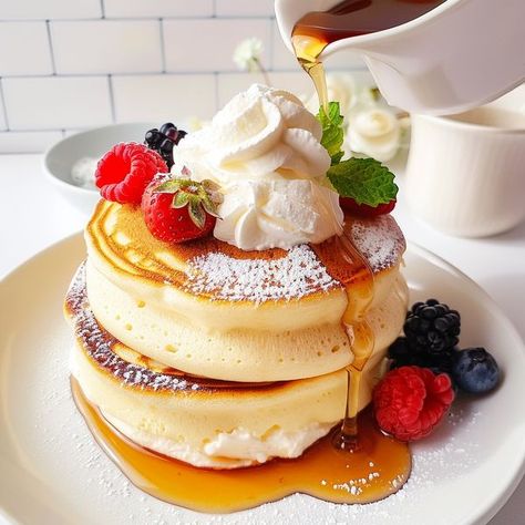 Souffle Pancakes Aesthetic, Souffle Pancakes Recipe, Desayuno Aesthetic, Pancake Aesthetic, Japanese Souffle Pancakes, Optimal Recipes, Pancakes Aesthetic, Soufflé Pancakes, Souffle Pancakes