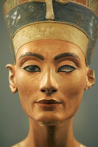 Nefertiti Art, Bust Of Nefertiti, Nefertiti Bust, Egyptian Queen Nefertiti, The Nile River, Egyptian Women, Queen Nefertiti, Ancient Egypt Art, Old Egypt