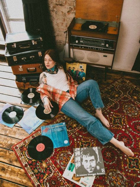 Vinyl Shop Photoshoot, Vinyl Photoshoot, Record Photoshoot, 70s Rock And Roll, Family On Christmas, Retro Photoshoot, Vinyl Player, Vintage Photoshoot, Stylish Photo Pose