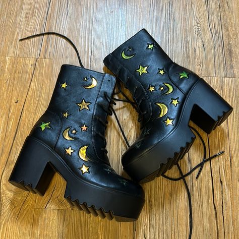 Space Aesthetic Outfit, Celestial Shoes, Celestial Outfit, Eclectic Townhouse, Green Combat Boots, Celestial Halloween, Cosmic Fashion, Dragon Clothes, Witchy Boots