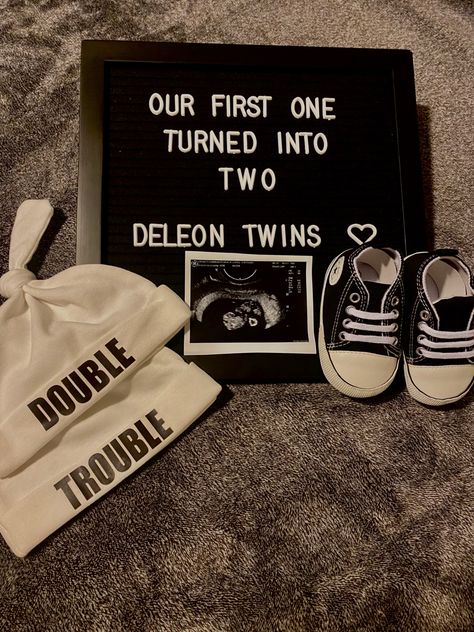 Halloween Twin Announcement, Team Green Pregnancy, Pregnancy Announcement Baby #3 Kids, Twin Baby Announcements Ideas, Twin Pregnancy Photoshoot, Expecting Twins Announcement, Twin Announcement Ideas, Pregnancy Reveal To Husband First, Announcing Twins