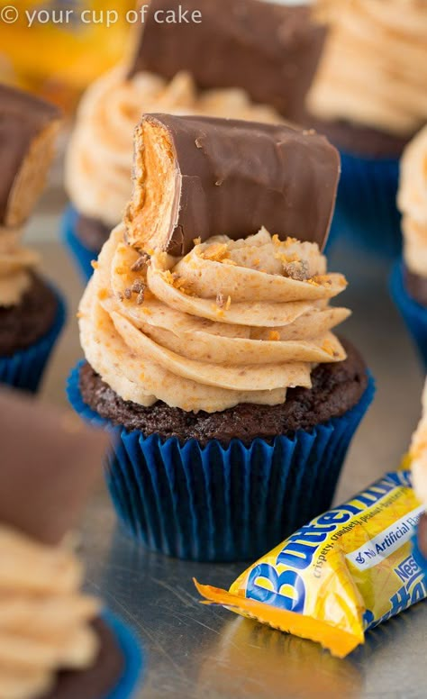 Butterfinger Blizzard Cupcakes - Your Cup of Cake Childhood Desserts, Butterfinger Cupcakes, Velvet Recipes, Fancy Deserts, Gourmet Cupcakes, Cupcake Flavors, Butter Frosting, Cake Mix Recipes, Yummy Cupcakes