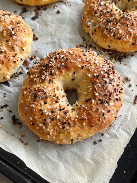 Greek Yogurt Bagels, Yogurt Bagels, Bagel Recipe Easy, Greek Yogurt Breakfast, Homemade Greek Yogurt, Keto Bagels, Healthy Greek Yogurt, Yogurt Breakfast, Homemade Bagels