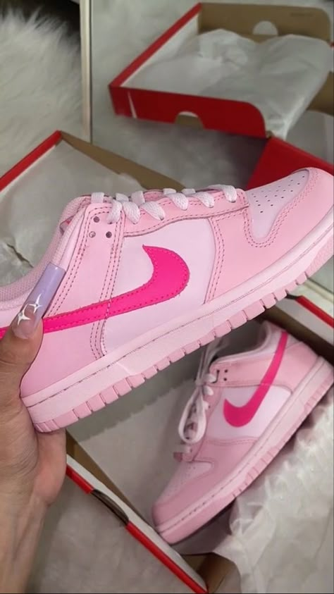 Nike Rosa, Sneaker Jordan, Shoe Hacks, Pretty Sneakers, Trendy Shoes Sneakers, Nike Shoes Girls, Nike Fashion Shoes, Preppy Shoes, Pretty Shoes Sneakers