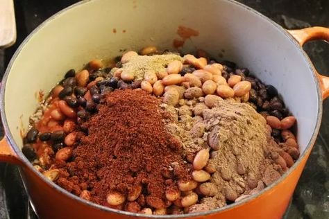 Chili With Cocoa Powder Chili Recipe With Cocoa Powder, Cinnamon Chili Recipe, Chili With Cocoa Powder, Chili With Cocoa, Cocoa Chili Recipe, Hamburger Chili, Sweet Chili Recipe, Easy Chili Recipe Crockpot, Mexican Chilli