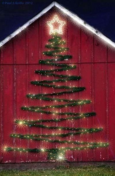 40  Christmas decorated spaces to put you in a holiday mood Diy Christmas Light Decorations, Outdoor Christmas Decorations Lights, Outdoor Christmas Tree Decorations, Outdoor Christmas Diy, Outside Christmas Decorations, Diy Christmas Lights, Outdoor Christmas Tree, Beautiful Christmas Decorations, Christmas Decorations Diy Outdoor