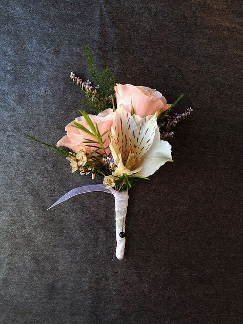 White Alstroemeria & Pink Spray Rose Boutonnière Rainbow's End Floral www.rainbowsendfloral.com Alstromeria Wedding Bouquet, Alstroemeria Corsage, Gold Corsage Prom, Alstroemeria Wedding, Daisy Boutonniere, White Alstroemeria, Lily Boutonniere, Boutonniere Ideas, Prom Flowers Corsage