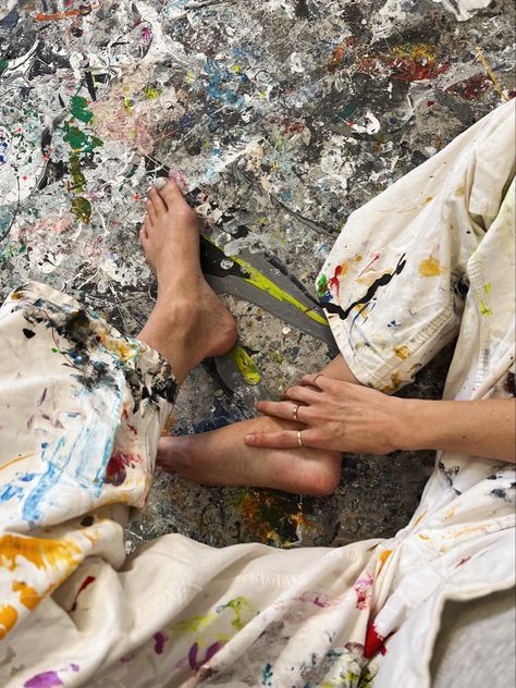 Woman In Art Studio, Hands With Paint On Them, Woman Artist Aesthetic, Female Painter Aesthetic, Creative Woman Aesthetic, 90s Artist Aesthetic, Rich Artist Aesthetic, Professional Artist Aesthetic, Art Influencer Aesthetic