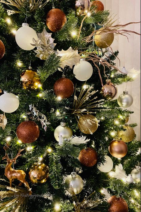 Green And Copper Christmas Tree, Holidays Decorations, Christmas 2025, Christmas Themes Decorations, Christmas Decorations For The Home, Christmas Tree Decoration, Photo Images, Decoration Christmas, Christmas 2024