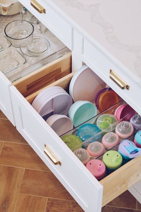 Drawer Inspiration, Tupperware Organizing, Future Decor, Utensil Drawer, Drawer Organization, Organize Your Kitchen, Small Kitchen Organization, How To Declutter, Kitchen Organisation