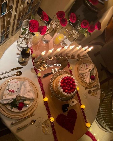 Cena Romantica Aesthetic, Romantic Dinner Table Setting For Two, Valentines Romantic Night, Husband Birthday Decorations, Birthday Room Surprise, Romantic Dinner Tables, Romantic Dinner Setting, Romantic Room Surprise, Romantic Dinner Decoration