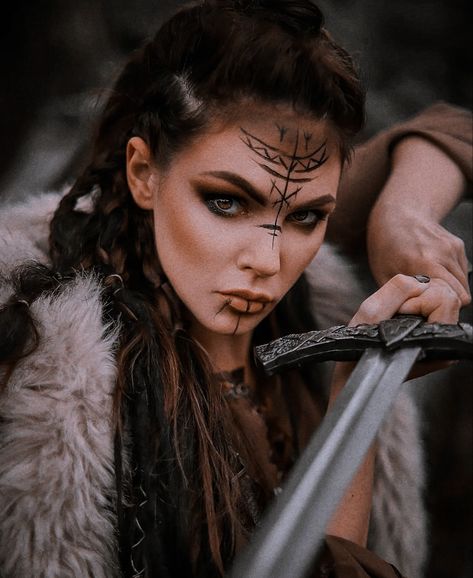 Viking Face Paint, Viking Halloween Costume, Viking Makeup, Vikings Halloween, Viking Warrior Woman, Viking Cosplay, Medieval Hairstyles, Halloween Makeup Diy, Viking Costume