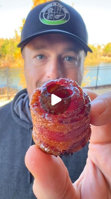 Danny Dobrzenski on Instagram: "Candied Bacon Roses The perfect appetizer or snack for Thanksgiving, or anytime 🥓 Start by laying down 1 strip of thick cut bacon 🥓 Roll it up all the way 🥓 Put a toothpick in the bottom of it so that it’s a little looser on top than it is bottom 🥓 Cover with your favorite sweet BBQ rub or seasoning 🥓 Smoke or bake at 400F for 55-60 minutes 🥓 Pour glaze over top of each rose and cook for 5 more minutes, make sure to get inside and out 🥓 Remove and let rest for 5-10 minutes before serving Glaze Recipe: 2 TBSP Maple Syrup 1TBSP Sriracha 2TBSP Butter Heat up 10 minutes before glazing 🥓 @smithfieldbrand #smithfieldbrand #fortheloveofmeat #bacon #appetizer #meatcandy #fingerfood #food #partyfood #tailgate #baconwrapped #smokedfood #smoker #bbq #barbeque" Bacon Finger Food, Candied Bacon Roses, Bacon Rose, Bacon Appetizer, Candied Bacon Recipe, Bacon Roses, Toothpick Appetizers, Smoker Bbq, 5 More Minutes