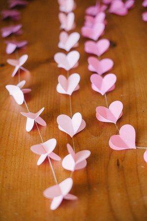 Saint Valentin Diy, Valentines Bricolage, Heart Projects, Heart Garland, Diy Valentine, Diy Garland, Handmade Heart, Paper Hearts, Simple Valentine