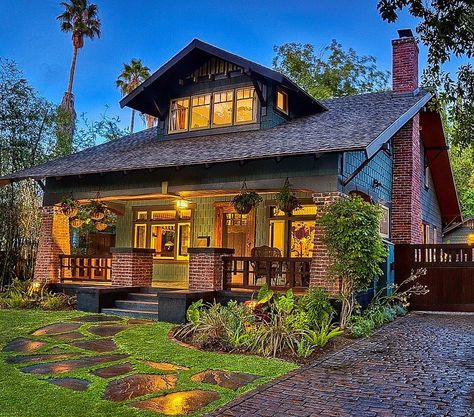 Craftsman Style Cottage, Exterior Styles Of Homes, Historic Bungalow Exterior, Craftmans Style House Exterior, Craftsmen Exteriors, Bloxburg Styles, Craftsman Style Home Exterior, Craftsman Bungalow Exterior Colors, Craftsman Bungalows Interior