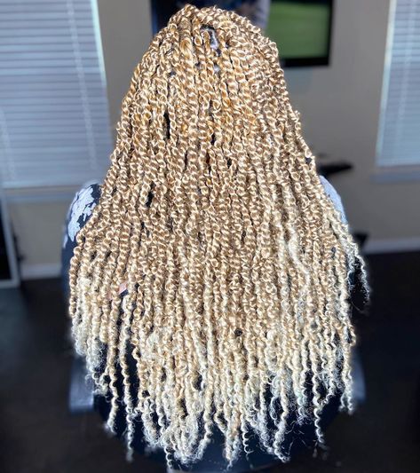 613 Passion Twists Black Women, Platinum Blonde Passion Twist, Passion Twists Hairstyle Blonde And Brown, Blonde Mini Twists, Brown Blonde Passion Twist, Passion Twists Blonde, Black And Blond Passion Twist, Blond And Brown Passion Twist, Blonde Passion Twist