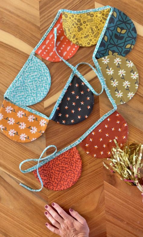 VIDEO: DIY Fabric Bunting. FREE Pattern! - MADE EVERYDAY Sewing Bunting, Diy Fabric Bunting, Diy Bunting, Garland Fabric, Make Bias Tape, Bunting Diy, Sewing To Sell, Banner Garland, Stash Buster