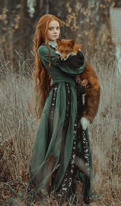 Woman In Gown Photography, Celtic Woman Aesthetic, Fantasy Reference Photos, Irish Girl Aesthetic, Medieval Photoshoot, Royal Poses, Fantasy Poses, Fantasy Photoshoot, Muzică Rock